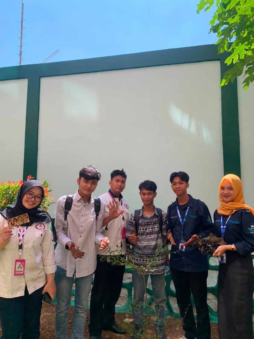 Wujudkan Green Campus, HMJ Perbankan Syariah dan HMJ Universitas Wiralodra Gelar Studi Banding dan Aksi Tanam Pohon