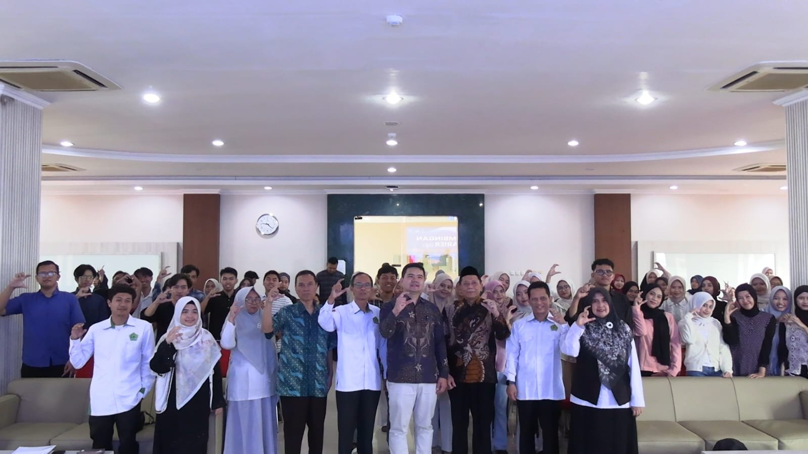 Wisudawan Perbankan Syariah Siap Hadapi Dunia Profesional Berlandaskan Nilai Islam Melalui Kegiatan Bimbingan Karier