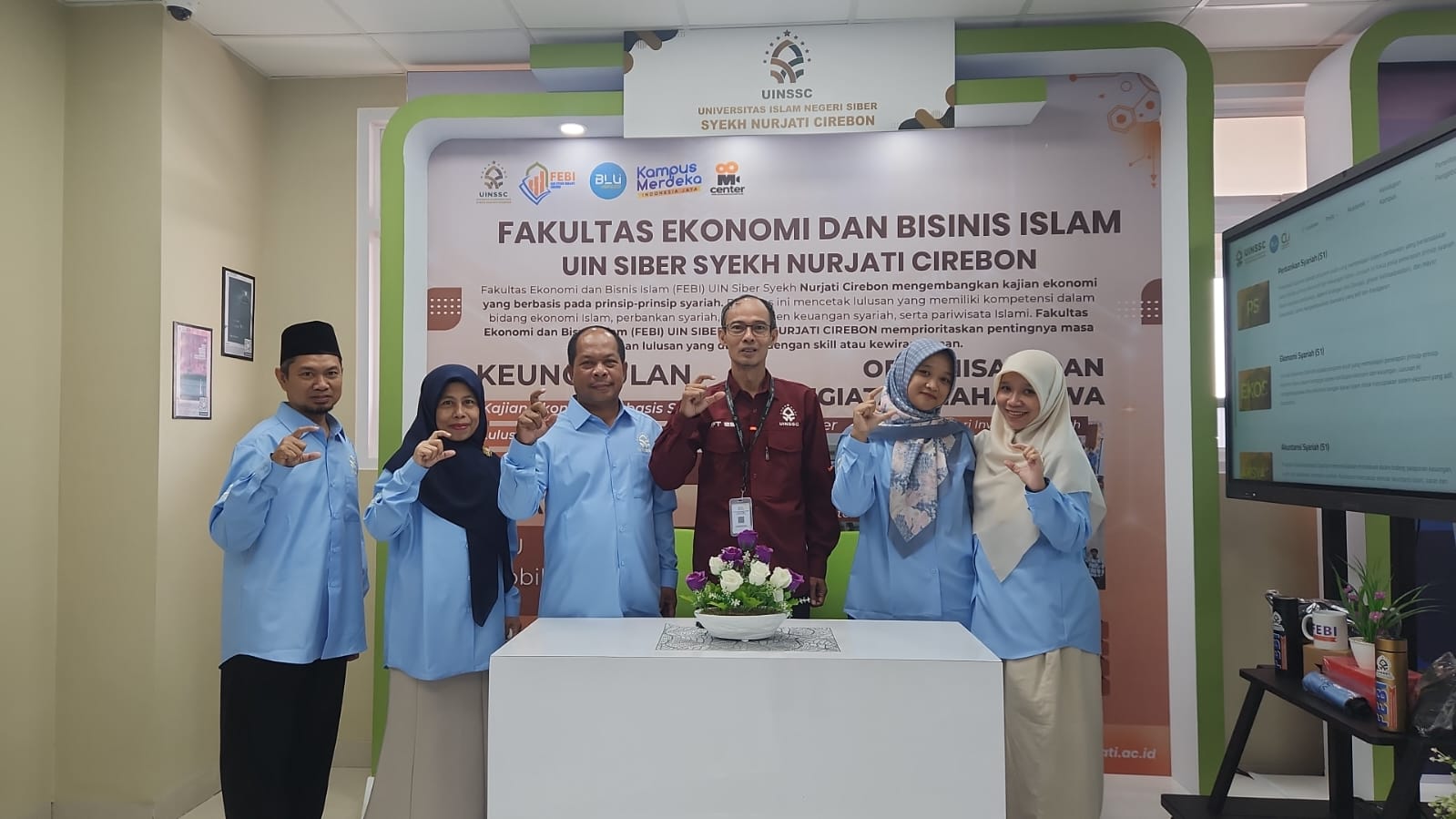 Dosen dan civitas FEBI UIN Cirebon saat persiapan akreditasi AIPT 2025