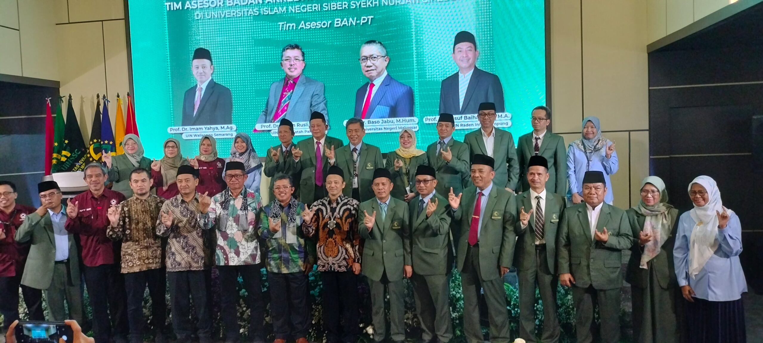 Dosen dan civitas FEBI UIN Cirebon saat persiapan akreditasi AIPT 2025